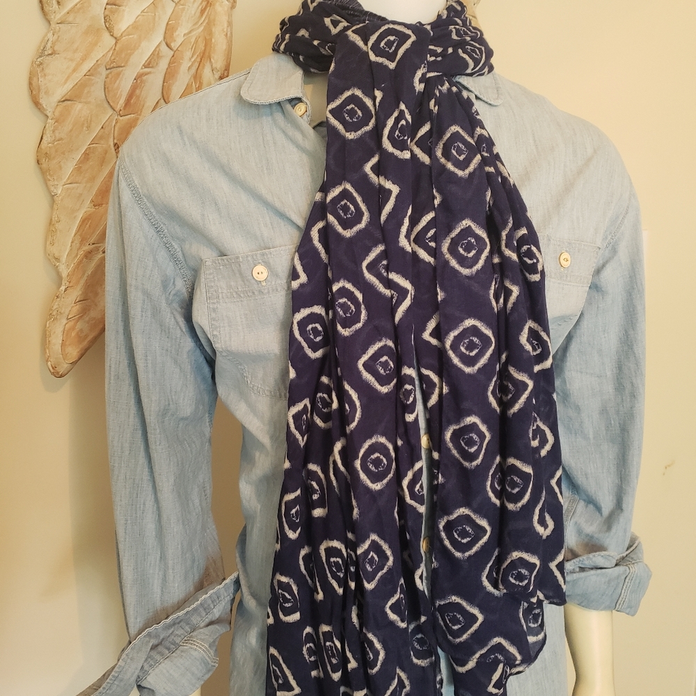 BATIK COTTON/POLY BLUE AND WHITE
